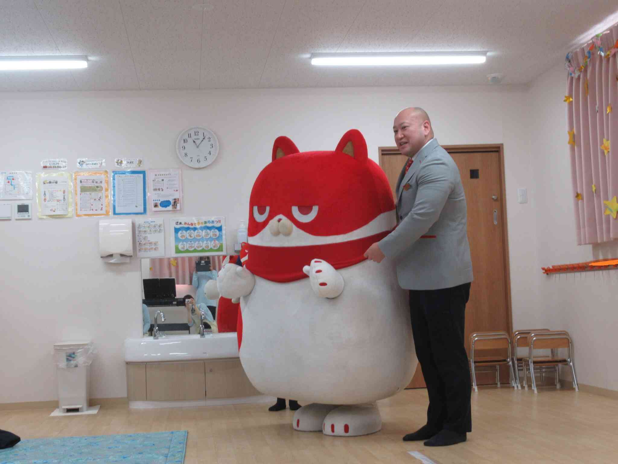 にゃんまるが遊びに来ました～うさぎ組（2歳児）～｜ニチイキッズ天王